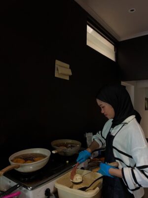 Pinkan Mambo Instagram - BTS bersama pegawai donat, ditunggu videonya ya guysš«¶
Jangan lupa CO di bio ya guys ada donat, pisang goreng dan catering!! Ready setiap hari guys!! Cusss!!