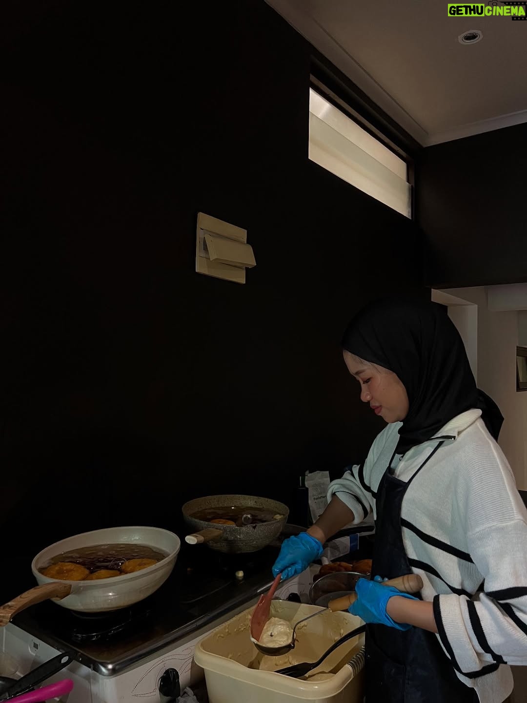 Pinkan Mambo - 9.3K Likes - BTS bersama pegawai donat, ditunggu videonya ya guys🫶 
Jangan lupa CO di bio ya guys ada donat, pisang goreng dan catering!! Ready setiap hari guys!! Cusss!!