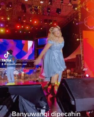 Pinkan Mambo Instagram - Lagi sakit manggung mau pisangsan di lagu trakhir .. sakit tp tetep hot dipangung
