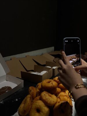 Pinkan Mambo Instagram - BTS bersama pegawai donat, ditunggu videonya ya guysš«¶
Jangan lupa CO di bio ya guys ada donat, pisang goreng dan catering!! Ready setiap hari guys!! Cusss!!