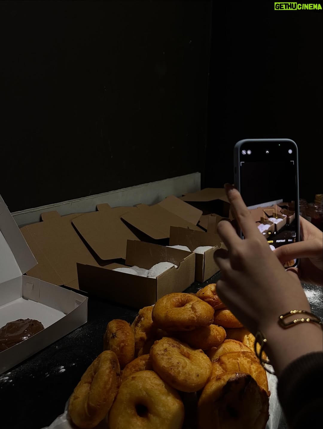 Pinkan Mambo - 9.3K Likes - BTS bersama pegawai donat, ditunggu videonya ya guys🫶 
Jangan lupa CO di bio ya guys ada donat, pisang goreng dan catering!! Ready setiap hari guys!! Cusss!!