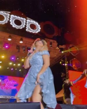 Pinkan Mambo Instagram - Lagi sakit manggung mau pisangsan di lagu trakhir .. sakit tp tetep hot dipangung