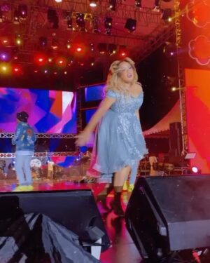 Pinkan Mambo Instagram - Lagi sakit manggung mau pisangsan di lagu trakhir .. sakit tp tetep hot dipangung