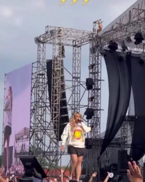 Pinkan Mambo Instagram - Pecah banget di bandung kmrin playlistšššreoni juga dengan @maiaestiantyreal ratu tiba tiba ga direncanakan setelah 15 thn ga ketemu lgiā¤ļøā¤ļø