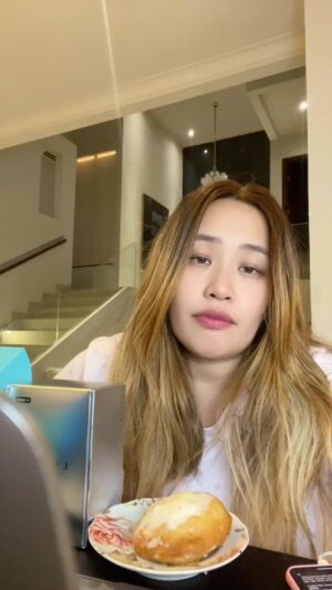 Pinkan Mambo Instagram - Ni gaiss mau tau ga resep aku buat diet? Nih aku pake @lencirindonesia biar aku nanti punya body kaya blackpink šāāļø āmambo in your area āš¤