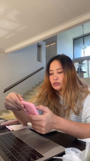 Pinkan Mambo Instagram - Coba comment kalian lebih suka makan bika ambon apa donat aku? Jelas donat ku lah ya??
Bika ambonnya dari @ricarico_bakery ya kalo kalian yang belum nyobain makan bika šš»