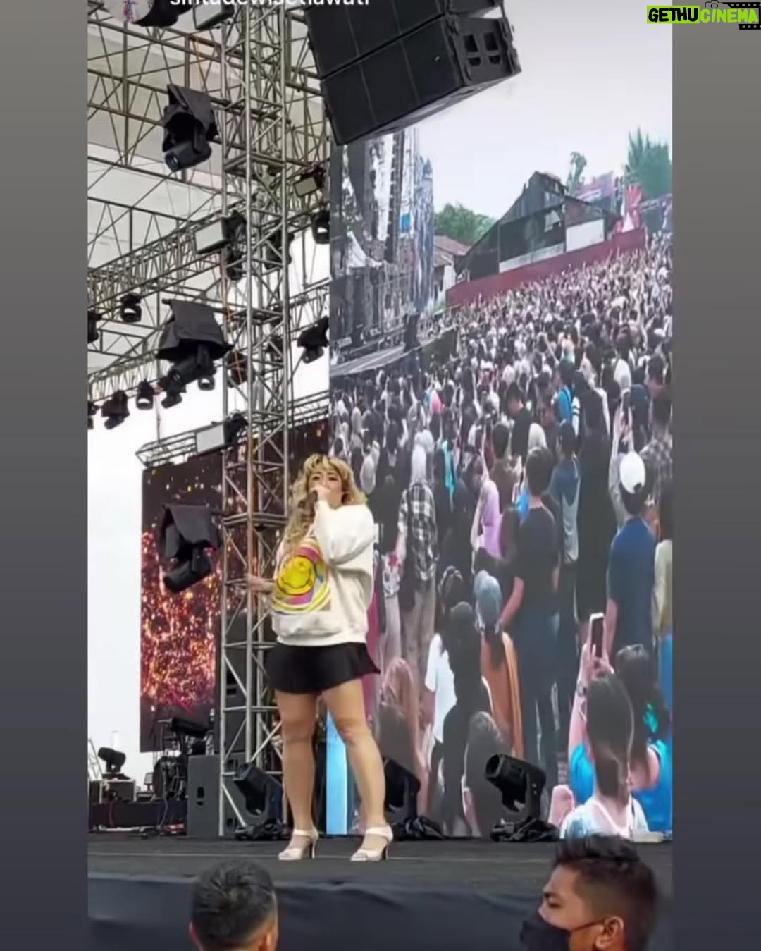 Pinkan Mambo - 10.5K Likes - Pecah banget di bandung kmrin playlist💕💕💕reoni juga dengan @maiaestiantyreal ratu tiba tiba ga direncanakan setelah 15 thn ga ketemu lgi❤️❤️