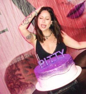 Pitty Instagram - para agradecer as inúmeras mensagens carinhosas e bençãos e bons desejos enviados por vocês, vamo de foto antiga mesmo 😅💜 (onde eu estava não pode celular, e o registro ficou só na cabeça e coração)
vamo que vamo pra mais um ciclo ✨💪