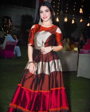 Piya Mangat Choudhary Instagram - Nothing you wear is more important than your smile. 😊 ❤️