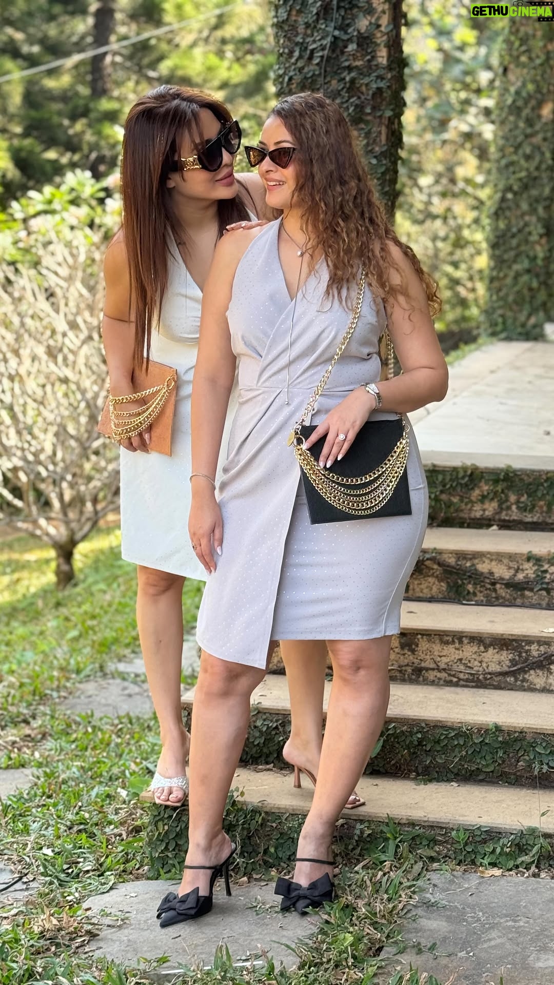 Pooja Chen - 1K Likes - Serving looks and making memories in the most exotic corners of the world ✈️🌊🌲

Outfits @organizedchaos.studio 
Bags @kula_india_community 
Location @mawiinfinittyvilla @stayvista_official