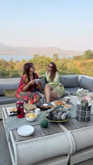 Pooja Chen Instagram - Sippin’ tea and spilling it too—just your daily dose of bestie banter!
📍 @mawiinfinittyvilla @stayvista_official
Bags @kula_india_community
Outfits @organizedchaos.studio