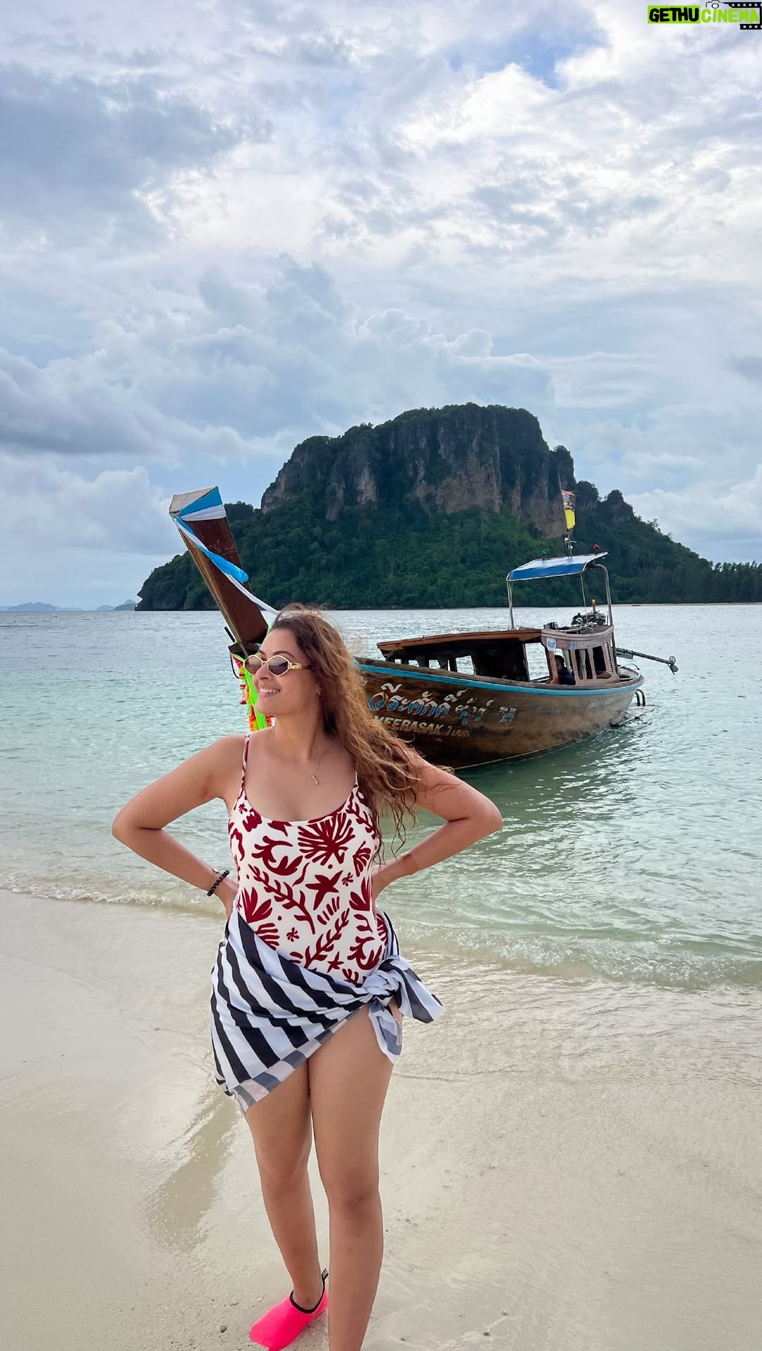 Pooja Chen - 1.3K Likes - Dinner on a sandbar, sunset on repeat… Thailand, you beauty ✨🇹🇭

[ Sunset, Thailand, sandbar, peace, ocean, waves, exotic locations, dreamy destinations, paradise ]