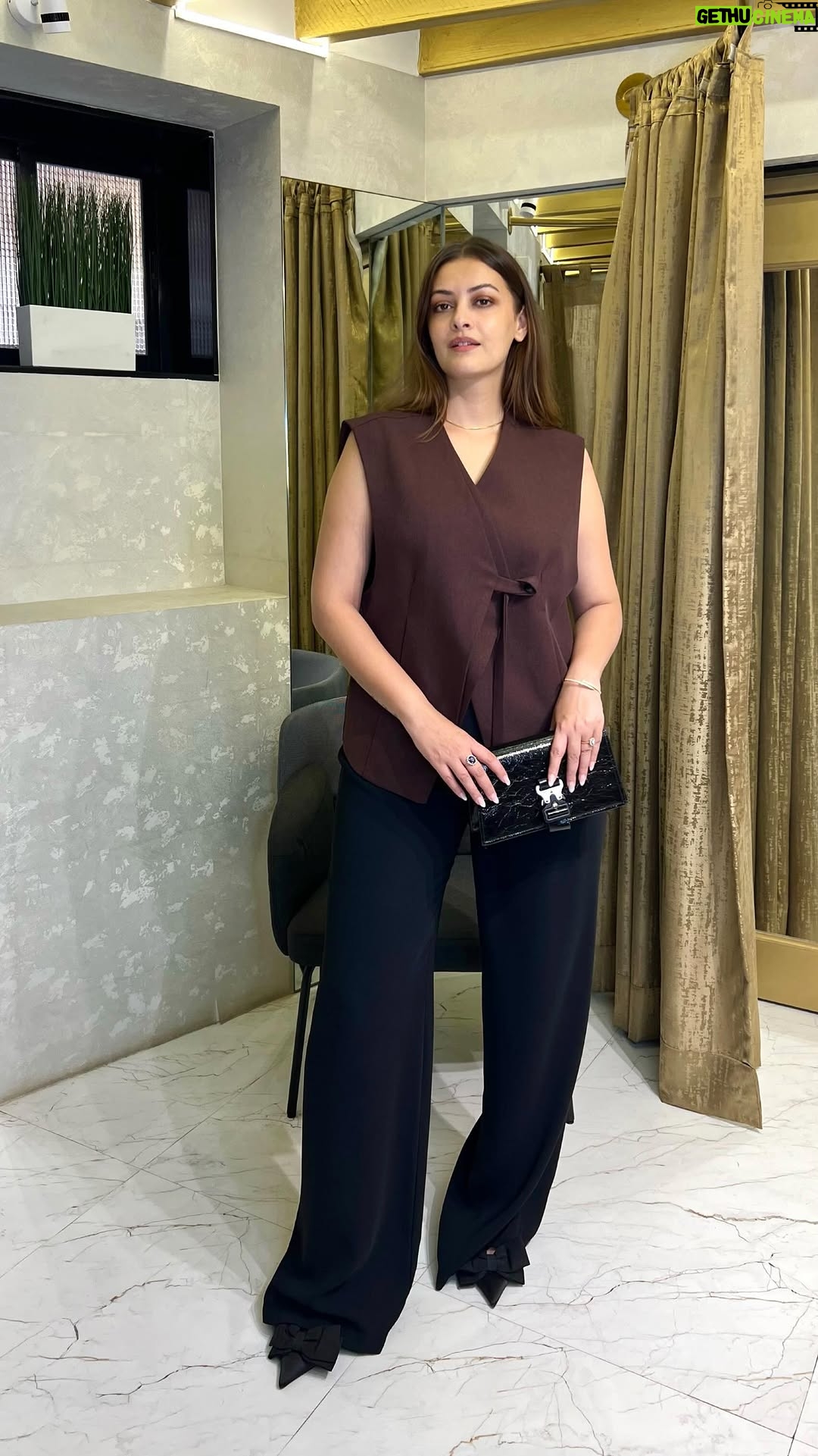 Pooja Chen - 326 Likes - The love affair with a classic waistcoat: one that never goes out of style.
Styling and outfit @organizedchaos.studio 

[ waistcoat, power dressing, style, elevated dressing ]