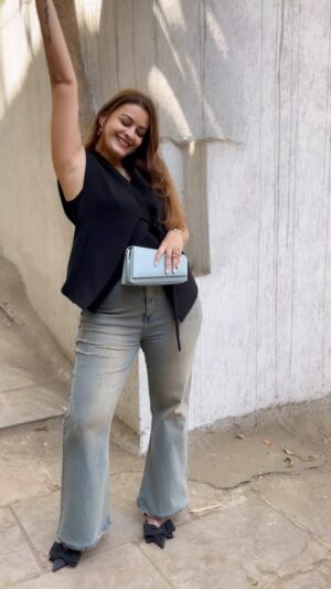 Pooja Chen Instagram - A little bit of retail therapy keeps the glooms away 🛍️💍👗

[ retail therapy, shopping, jewellery, outfit, style, earrings, bracelets ]