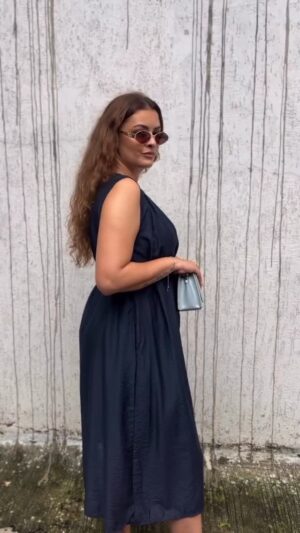 Pooja Chen Instagram - An easy dress for a busy day 🌿 Soft, minimal, and just enough to feel like yourself — with a tiny extra detail I’ll share soon 😉

Outfit and styling @organizedchaos.studio 

[ casual dressing, comfort wear, errands day, style, luxe minimal, navy blue ]