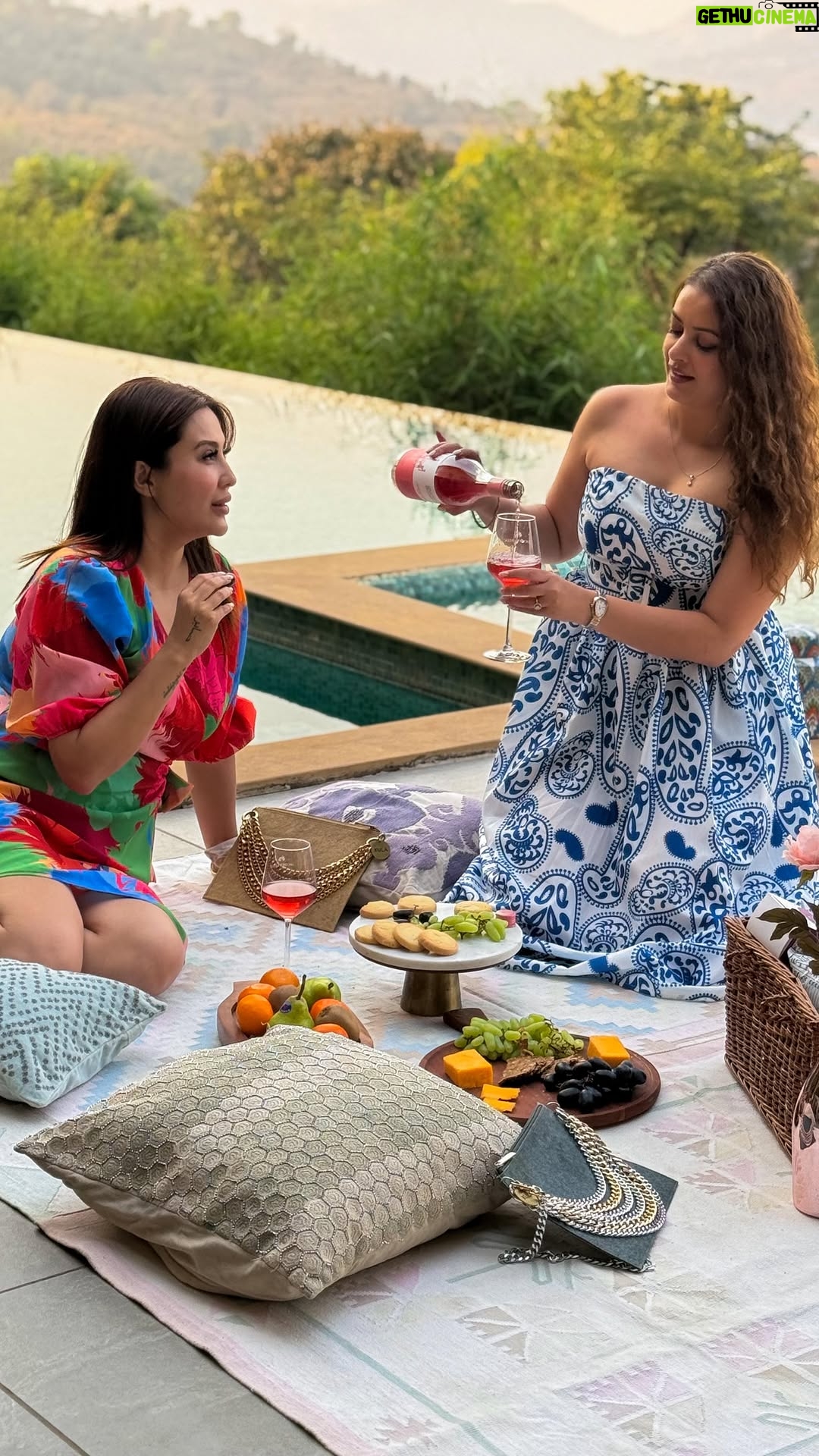 Pooja Chen - 494 Likes - Rosé, laughter, gossip and DND on your phone —what else do you really need?

📍 @mawiinfinittyvilla @stayvista_official 
Outfits @organizedchaos.studio 
Bags @kula_india_community 

[ picnic, exotic holiday, staycation, bestie, rosé, beautiful destinations, luxury holidays ]