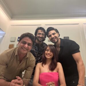 Pooja Sharma Instagram - Feels like I went to school and college with these guys… but NO i did’nt. Somehow the camaraderie is such. The jokes and stories never end… and never should. Mahabharat is such an emotion for us. I know it is for YOU guys too… hence sharing these pictures. Thank u @sktorigins for bringing us all together then and now 🧿. @g3gill  Thank u for being the perfect host last night. 

Some blessings have beautiful faces. So enjoy my time with these lovely people.

#mahabharat #mahabharatstarplus  #reunion