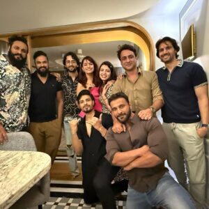 Pooja Sharma Instagram - Feels like I went to school and college with these guys… but NO i did’nt. Somehow the camaraderie is such. The jokes and stories never end… and never should. Mahabharat is such an emotion for us. I know it is for YOU guys too… hence sharing these pictures. Thank u @sktorigins for bringing us all together then and now 🧿. @g3gill  Thank u for being the perfect host last night. 

Some blessings have beautiful faces. So enjoy my time with these lovely people.

#mahabharat #mahabharatstarplus  #reunion