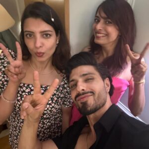 Pooja Sharma Instagram - Feels like I went to school and college with these guys… but NO i did’nt. Somehow the camaraderie is such. The jokes and stories never end… and never should. Mahabharat is such an emotion for us. I know it is for YOU guys too… hence sharing these pictures. Thank u @sktorigins for bringing us all together then and now 🧿. @g3gill  Thank u for being the perfect host last night. 

Some blessings have beautiful faces. So enjoy my time with these lovely people.

#mahabharat #mahabharatstarplus  #reunion