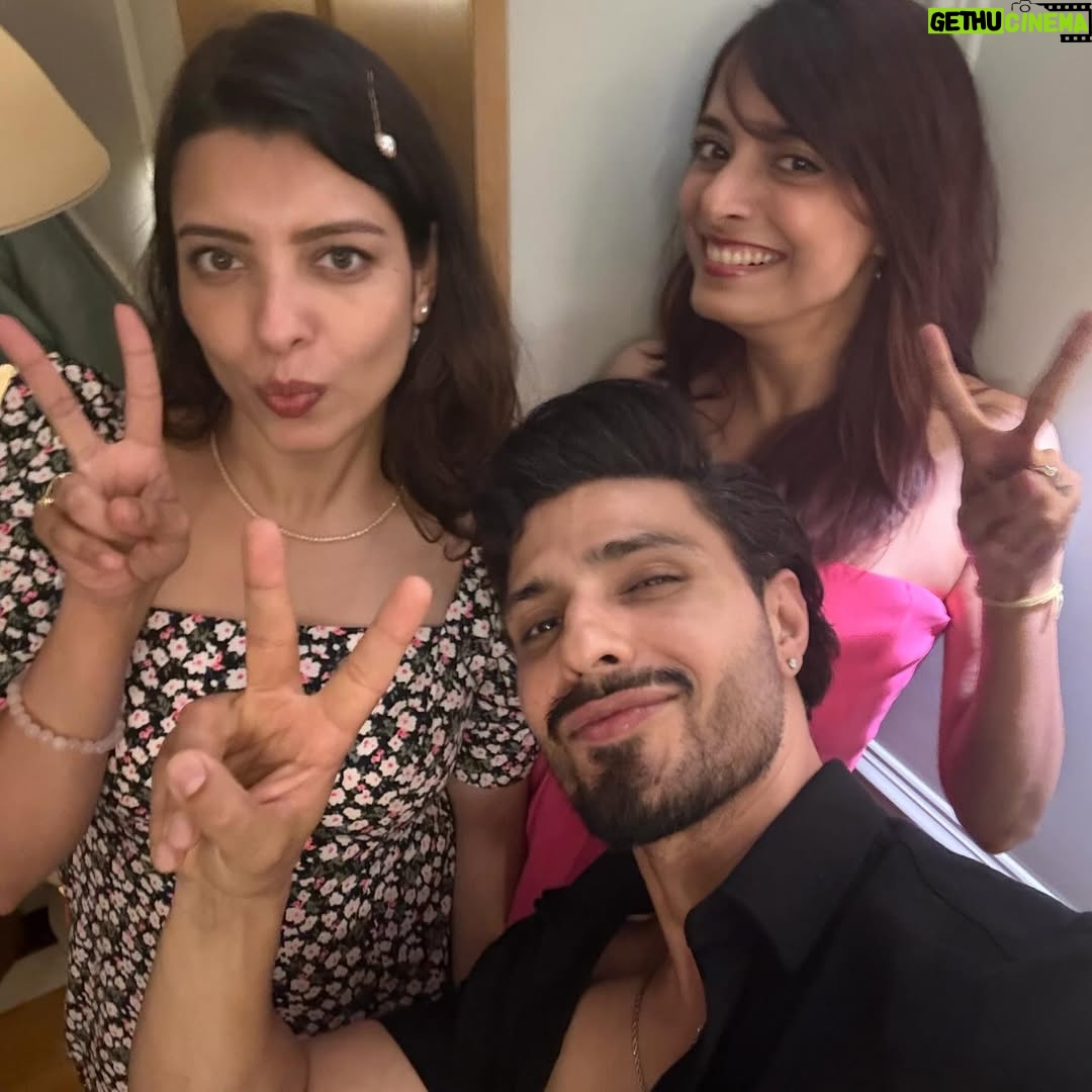 Pooja Sharma - 215.7K Likes - Feels like I went to school and college with these guys… but NO i did’nt. Somehow the camaraderie is such. The jokes and stories never end… and never should. Mahabharat is such an emotion for us. I know it is for YOU guys too… hence sharing these pictures. Thank u @sktorigins for bringing us all together then and now 🧿. @g3gill  Thank u for being the perfect host last night. 

Some blessings have beautiful faces. So enjoy my time with these lovely people.

#mahabharat #mahabharatstarplus  #reunion