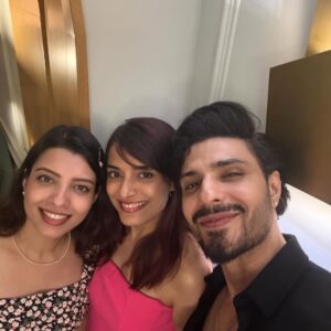 Pooja Sharma Instagram - Feels like I went to school and college with these guys… but NO i did’nt. Somehow the camaraderie is such. The jokes and stories never end… and never should. Mahabharat is such an emotion for us. I know it is for YOU guys too… hence sharing these pictures. Thank u @sktorigins for bringing us all together then and now 🧿. @g3gill  Thank u for being the perfect host last night. 

Some blessings have beautiful faces. So enjoy my time with these lovely people.

#mahabharat #mahabharatstarplus  #reunion
