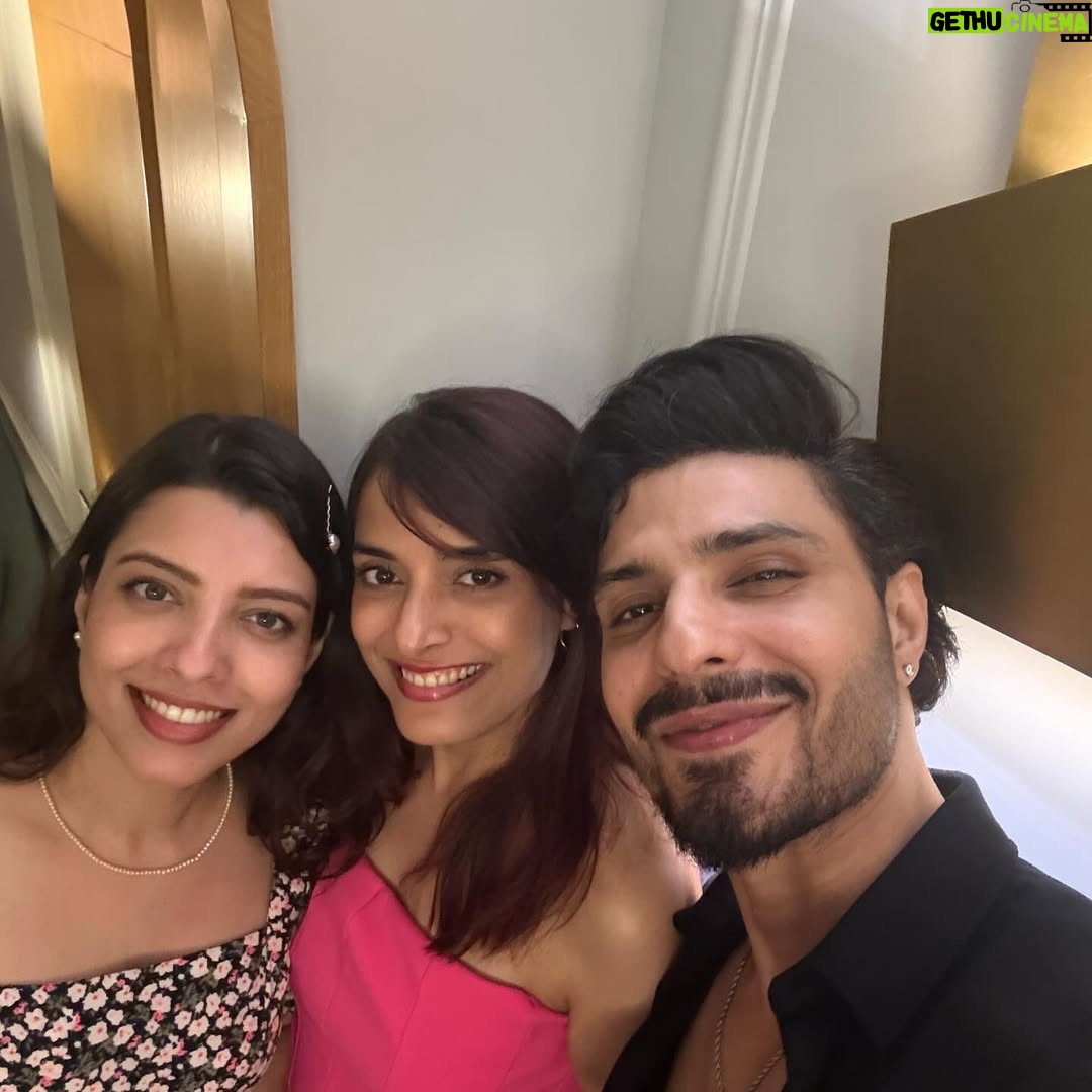 Pooja Sharma - 215.7K Likes - Feels like I went to school and college with these guys… but NO i did’nt. Somehow the camaraderie is such. The jokes and stories never end… and never should. Mahabharat is such an emotion for us. I know it is for YOU guys too… hence sharing these pictures. Thank u @sktorigins for bringing us all together then and now 🧿. @g3gill  Thank u for being the perfect host last night. 

Some blessings have beautiful faces. So enjoy my time with these lovely people.

#mahabharat #mahabharatstarplus  #reunion