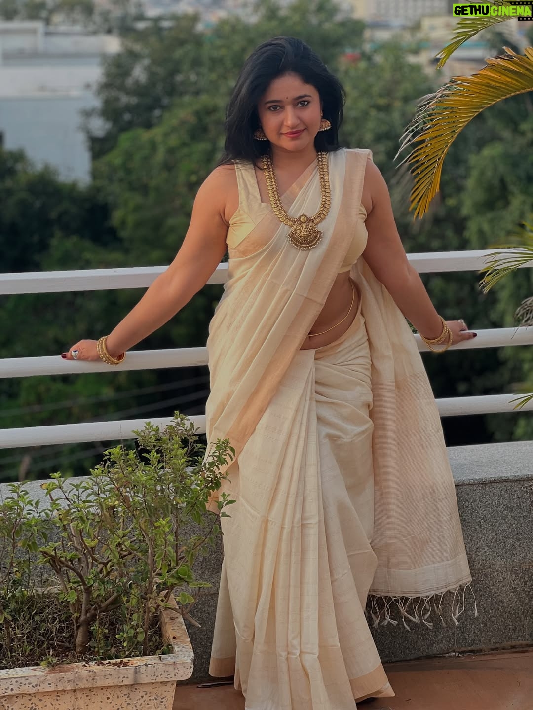 Poonam Bajwa - 231.3K Likes - Onam Ashamsakal! May the festival of Onam fill your life with positivity and New beginnins!

Happy Onam to all my beautiful souls from Gods own country !

@nishamakeoversofficial