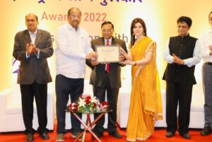 Poonam Chaubey Instagram - Received an award today from the Honourable MP North Mumbai Mr Gopal Shetty. Women Empowerment and Making India Proud category. ☺️
#pillarsofmaharashtraawards2022