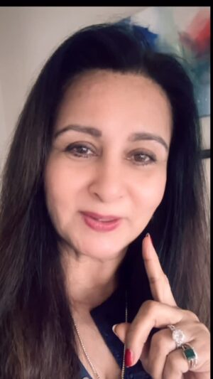 Poonam Dhillon Instagram - Today I am sharing an amazing beauty pack ,I learnt from my friend .. the gorgeous Bindu Kohli @bindukohli_entertainment  who works very hard but  still manages to do self care… With Super results!!! 

This can be stored in fridge for a week or more 
#beauty #skincare #indianbeauty #homeremedies  #easytodo

https://youtu.be/HaxBgZW4rNY?si=O9TuFp6RviFv3TCI
