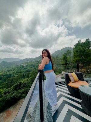 Poonam Raheja Instagram - 🩵🤍Peaceful places, beautiful faces & a perfect day 🧸🌷

#perfect #bestlocation #birthdayapentwell #wetime #love #laughter #smile #couple #goals 🌸