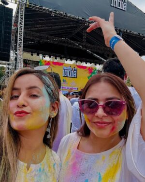 Poonam Raheja Instagram - All about Yesterday ❤️💚🩵💜🩷 

🌈 Holi 2025 😍🙌🏻 

#holi #holivibes #holifestivalofcolours #holidayparty #holicelebration #holifest #holidaymemories #holi2025