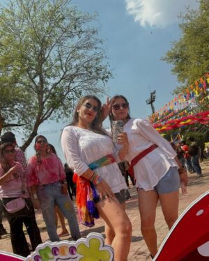 Poonam Raheja Instagram - All about Yesterday ❤️💚🩵💜🩷 

🌈 Holi 2025 😍🙌🏻 

#holi #holivibes #holifestivalofcolours #holidayparty #holicelebration #holifest #holidaymemories #holi2025