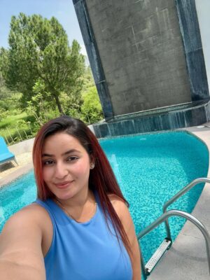 Poonam Raheja Instagram - 🩵🤍Peaceful places, beautiful faces & a perfect day 🧸🌷

#perfect #bestlocation #birthdayapentwell #wetime #love #laughter #smile #couple #goals 🌸