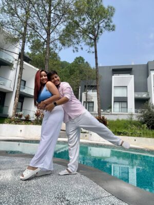 Poonam Raheja Instagram - 🩵🤍Peaceful places, beautiful faces & a perfect day 🧸🌷

#perfect #bestlocation #birthdayapentwell #wetime #love #laughter #smile #couple #goals 🌸