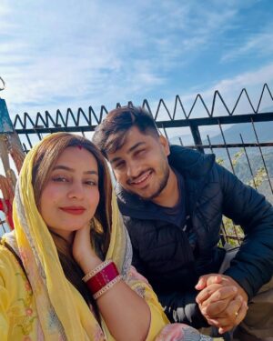Poonam Raheja Instagram - 🌼………🌼

When you feel you are Srk & Kajol of DDLJ 😘🤣 

😘 @this_is_sumesh