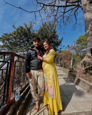 Poonam Raheja Instagram - 🌼………🌼

When you feel you are Srk & Kajol of DDLJ 😘🤣 

😘 @this_is_sumesh