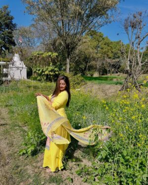 Poonam Raheja Instagram - 🌼………🌼

When you feel you are Srk & Kajol of DDLJ 😘🤣 

😘 @this_is_sumesh