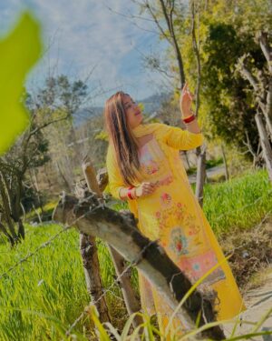 Poonam Raheja Instagram - 🌼………🌼

When you feel you are Srk & Kajol of DDLJ 😘🤣 

😘 @this_is_sumesh