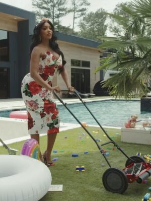 Porsha Williams Instagram - 🔥 #Swipe @People #PorshaWilliams walked through the fire. And now, in her first interview since finalizing her divorce from Simon Guobadia, the #RealHousewivesofAtlanta star is ready to rise again. Read the full story at the link in @people bio.

Porsha’s Businesses @gonakedhair & @pamperedbyporsha National Best Sellers list book available on @amazon “The Pursuit of Porsha”📚

📷: @erikumphery
📽️: Harold Sellers & Ian Forsyth / @bggagency
Hair: @doseofcarlos
Makeup: @tomilolaofbiggles
Stylist: @therealnoigjeremy
Tailor: @carlulysses
Set Design: @sssinclaire / @thespinstyle