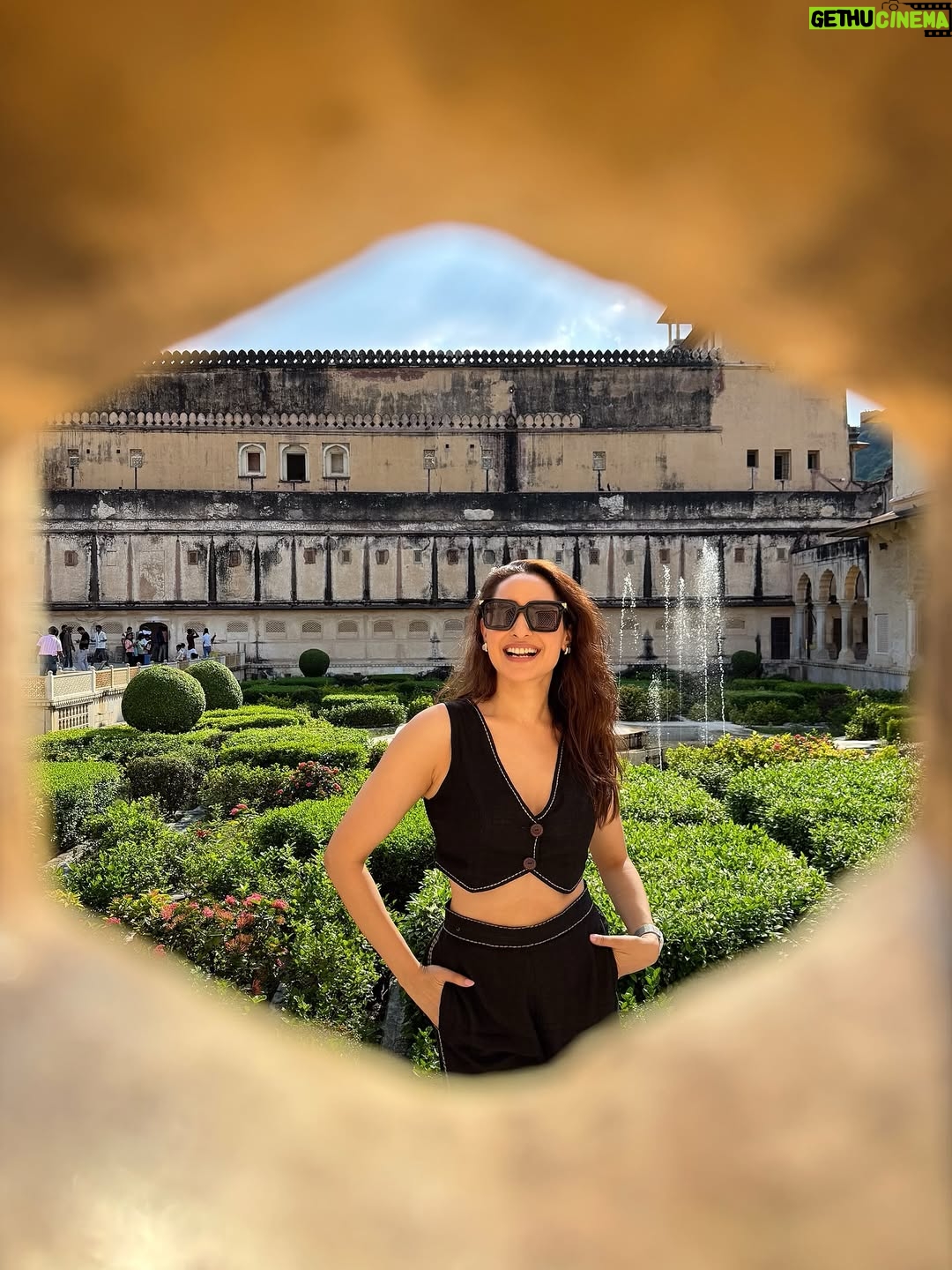 Pragya Jaiswal - 322K Likes - Last 24 hours in the Pink City 💘💘 
Jaipur you took my breath away !! 
Can’t wait to be back again..
