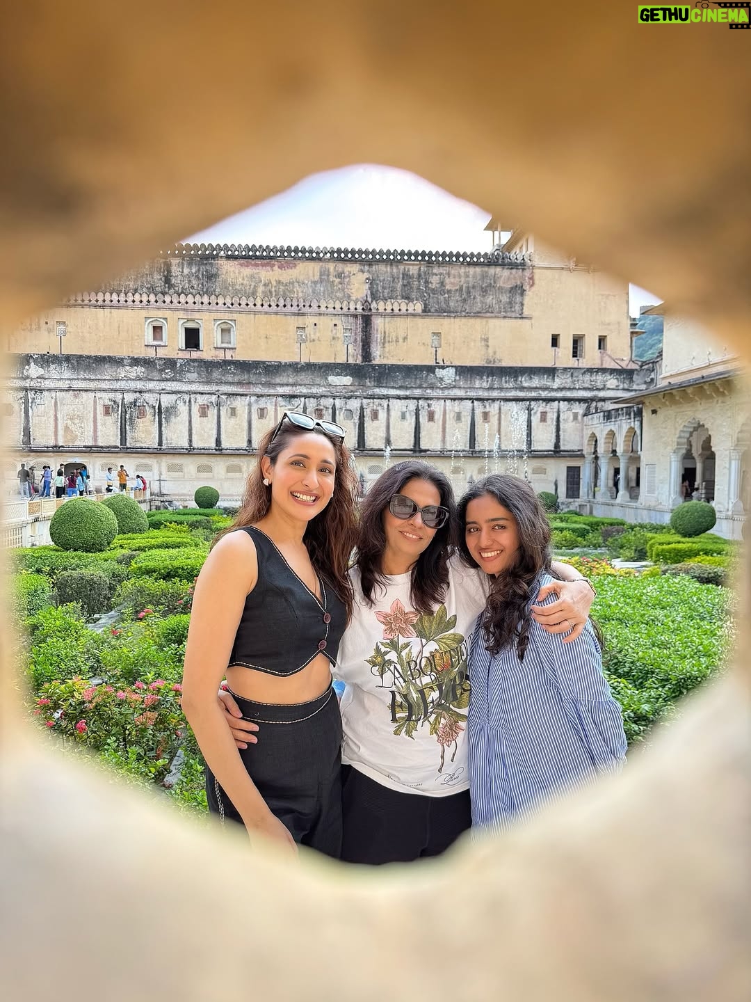 Pragya Jaiswal - 322K Likes - Last 24 hours in the Pink City 💘💘 
Jaipur you took my breath away !! 
Can’t wait to be back again..