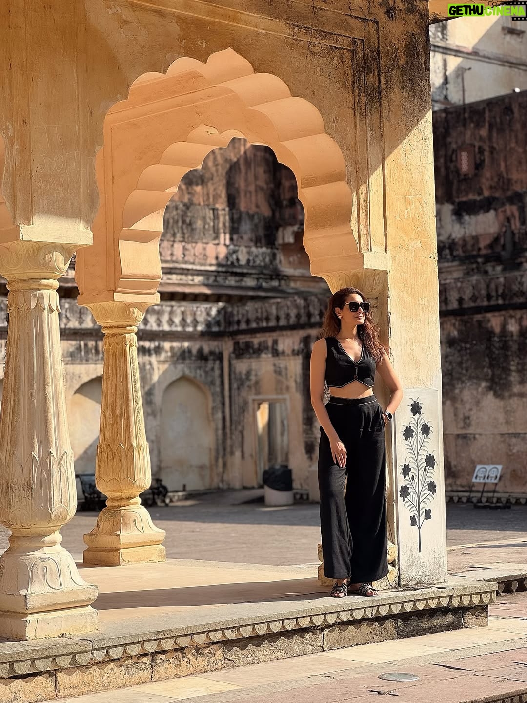 Pragya Jaiswal - 322K Likes - Last 24 hours in the Pink City 💘💘 
Jaipur you took my breath away !! 
Can’t wait to be back again..