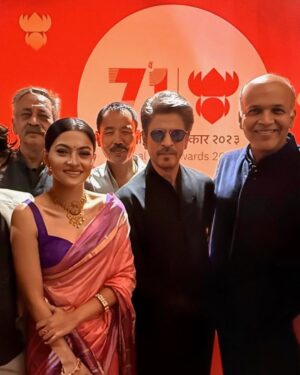 Prakruti Mishra Instagram - When I was selected to be a part of the central panel jury for “The 71st National Film awards” . I didn’t know that I will be a part of the team of 11 who will be responsible for @iamsrk Sir to get his much deserved and long awaited first ever national award. Being a part of this iconic moment, makes me realise that “Agar kisi cheez ko dil se chaho toh puri kainaat usse tumse milane ki koshish mein lag jaati hai”💫

This victory feels personal because it gives every Indian artist the dream to hope, to strive and to win! 
Thank you shah rukh saab for inspiring us with your humility, hard work and grace. 

PS: I haven’t washed my hands since the most special “handshake” of my life 😄

Congratulations  @iamsrk Sir on your first and most awaited National award 🥇 🏆 
It was an honour to have been in the panel and fight for what you deserved many years ago .

#71stnationalfilmawards