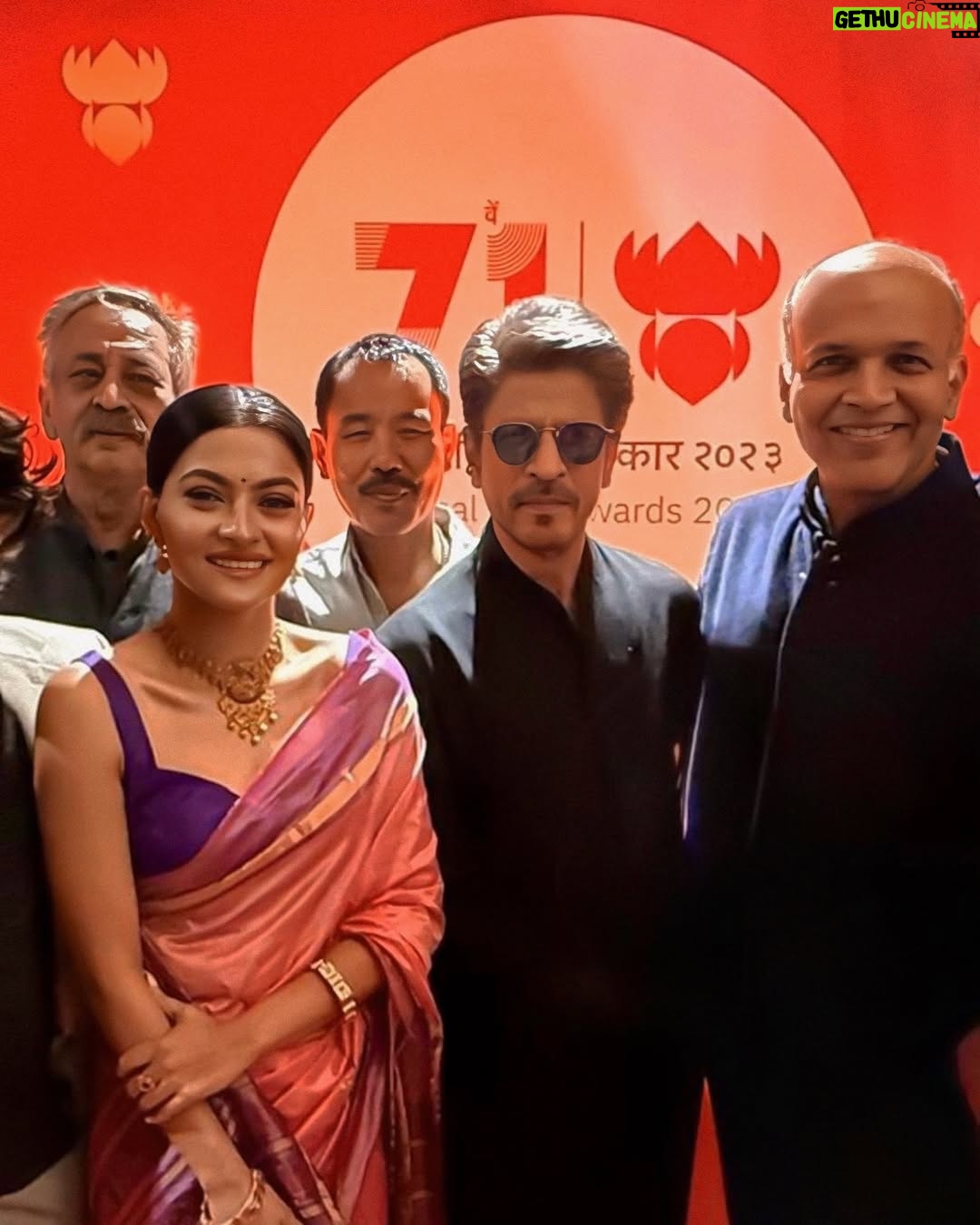 Prakruti Mishra - 130.1K Likes - When I was selected to be a part of the central panel jury for “The 71st National Film awards” . I didn’t know that I will be a part of the team of 11 who will be responsible for @iamsrk Sir to get his much deserved and long awaited first ever national award. Being a part of this iconic moment, makes me realise that “Agar kisi cheez ko dil se chaho toh puri kainaat usse tumse milane ki koshish mein lag jaati hai”💫

This victory feels personal because it gives every Indian artist the dream to hope, to strive and to win! 
Thank you shah rukh saab for inspiring us with your humility, hard work and grace. 

PS: I haven’t washed my hands since the most special “handshake” of my life 😄

Congratulations  @iamsrk Sir on your first and most awaited National award 🥇 🏆 
It was an honour to have been in the panel and fight for what you deserved many years ago .

#71stnationalfilmawards