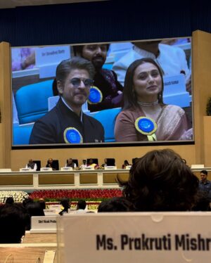 Prakruti Mishra Instagram - When I was selected to be a part of the central panel jury for “The 71st National Film awards” . I didn’t know that I will be a part of the team of 11 who will be responsible for @iamsrk Sir to get his much deserved and long awaited first ever national award. Being a part of this iconic moment, makes me realise that “Agar kisi cheez ko dil se chaho toh puri kainaat usse tumse milane ki koshish mein lag jaati hai”💫

This victory feels personal because it gives every Indian artist the dream to hope, to strive and to win! 
Thank you shah rukh saab for inspiring us with your humility, hard work and grace. 

PS: I haven’t washed my hands since the most special “handshake” of my life 😄

Congratulations  @iamsrk Sir on your first and most awaited National award 🥇 🏆 
It was an honour to have been in the panel and fight for what you deserved many years ago .

#71stnationalfilmawards