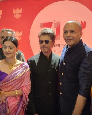 Prakruti Mishra Instagram - When I was selected to be a part of the central panel jury for “The 71st National Film awards” . I didn’t know that I will be a part of the team of 11 who will be responsible for @iamsrk Sir to get his much deserved and long awaited first ever national award. Being a part of this iconic moment, makes me realise that “Agar kisi cheez ko dil se chaho toh puri kainaat usse tumse milane ki koshish mein lag jaati hai”💫

This victory feels personal because it gives every Indian artist the dream to hope, to strive and to win! 
Thank you shah rukh saab for inspiring us with your humility, hard work and grace. 

PS: I haven’t washed my hands since the most special “handshake” of my life 😄

Congratulations  @iamsrk Sir on your first and most awaited National award 🥇 🏆 
It was an honour to have been in the panel and fight for what you deserved many years ago .

#71stnationalfilmawards