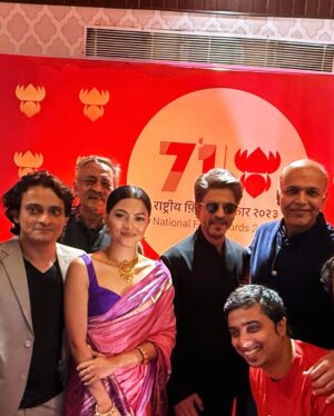 Prakruti Mishra Instagram - When I was selected to be a part of the central panel jury for “The 71st National Film awards” . I didn’t know that I will be a part of the team of 11 who will be responsible for @iamsrk Sir to get his much deserved and long awaited first ever national award. Being a part of this iconic moment, makes me realise that “Agar kisi cheez ko dil se chaho toh puri kainaat usse tumse milane ki koshish mein lag jaati hai”💫

This victory feels personal because it gives every Indian artist the dream to hope, to strive and to win! 
Thank you shah rukh saab for inspiring us with your humility, hard work and grace. 

PS: I haven’t washed my hands since the most special “handshake” of my life 😄

Congratulations  @iamsrk Sir on your first and most awaited National award 🥇 🏆 
It was an honour to have been in the panel and fight for what you deserved many years ago .

#71stnationalfilmawards