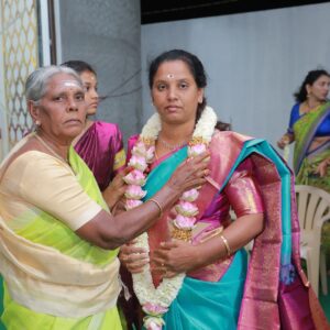 Pranika Dhakshu Instagram - அம்மாச்சி வீடு - மகிழகம் 🌸🧿

உன் பெயரால் தான் அழைக்கப்படுகிறது 
ஊருக்குள் உன் வீடு 
அப்படியே ஆகட்டும் என் வீடும் ..!!!

அம்மாச்சி வீடு இனிது , ஏனெனில்
வந்த கதை போன கதை பேசிப் பேசி வாய் 
வலிக்கத் தொடங்கும் முன்னே வயிற்றுப் பசியை
அறிந்து கொள்ள என் அம்மாச்சி வீடு இருக்கிறது
 மகிழகமாய் !!!🌸

சரி , எல்லாருக்கும் காபி தானே !!
என்று சிறப்பான காபி ஒன்றைத்  தர 
என் அம்மாச்சி (வீடு) காத்திருக்கிறாள்  உங்களுக்காக
எங்கள் மகிழகத்தில்… !!! 🌸

மணல் வீடு கட்டி விளையாடுகையில் சொந்த வீடு 
கட்டுதலின் அருமையும் பெருமையும் சொல்லி 
கனவை நனவாக்கிய 
என் அம்மாச்சி இருக்கிறாள் மகிழகத்தில் ..!!! 🌸

எப்போதும் யாரையும் வெறும் கைகளோடு
அனுப்பியே பழக்கமில்லாத அவள் , இம்முறை 
மனம் நிறைந்த அன்போடு காத்திருக்கிறாள் 
என் அம்மாச்சி உங்கள் வரவை எண்ணி மகிழகத்தில் ..!!! 🌸

கதவைத் திறந்து உள்ளே வரும் காற்றைப் போல 
விருந்தினர்களின் வருகை எண்ணி 
வாயிற்படியிலேயே காத்திருக்கின்றனர்
அன்னம் உண்ட காக்கைகளும் , 
அன்னமிட்ட அம்மாச்சியும் ..
நாங்களும்  அவர்களோடு ……..!! 🌸

என் அம்மாச்சியின் தோழமையின்  நிழலில்
இளைப்பாறக் காத்திருக்கிறோம்
மகிழகத்தில் ..!!! 🌸

 - மகிழ்மதி ரத்னாசலம் ✍️

Thank u so much for this beautiful invitation card 
@iniiyavai 🫶🏻🙏🧿

#invitationcard #housewarming