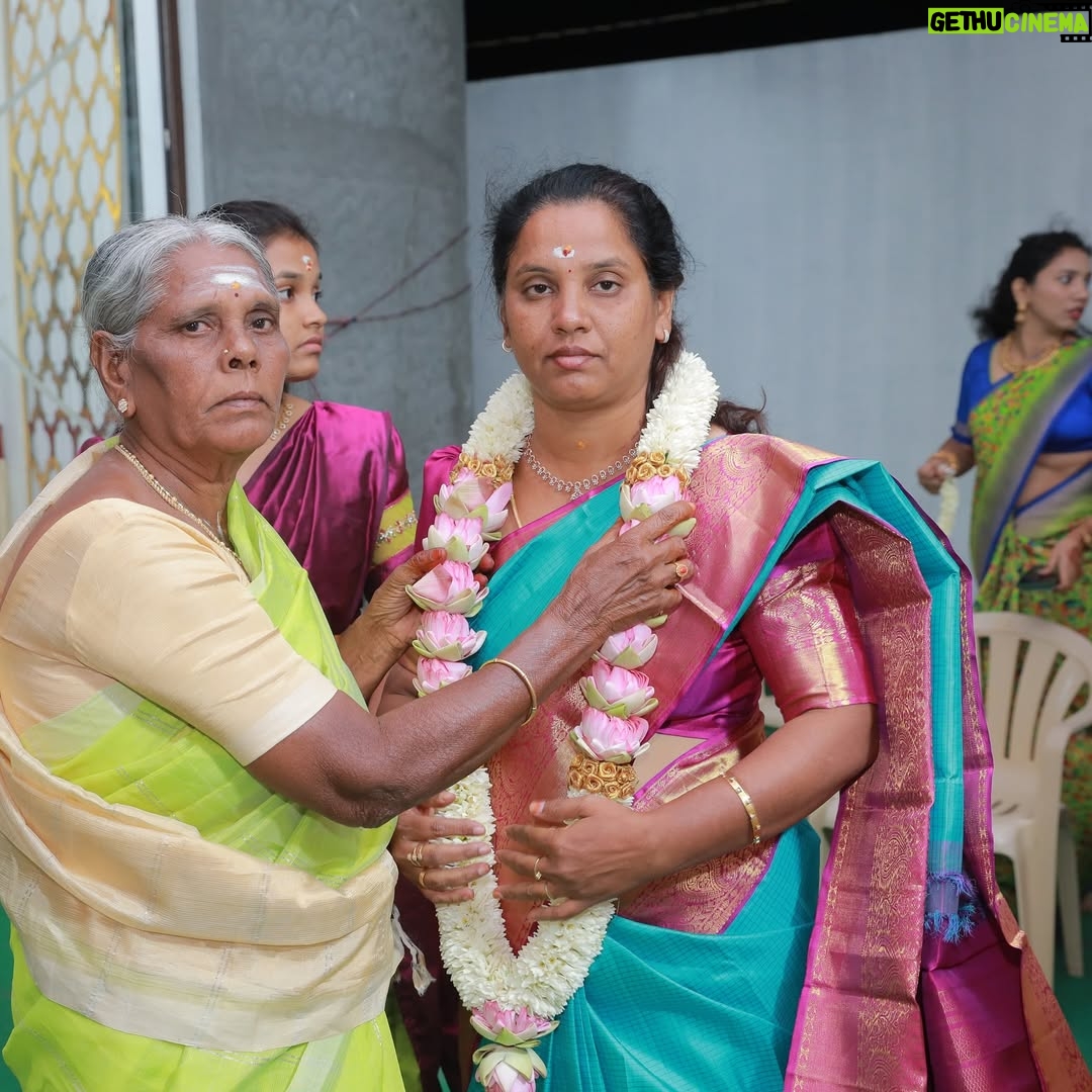 Pranika Dhakshu - 76.8K Likes - அம்மாச்சி வீடு - மகிழகம் 🌸🧿

உன் பெயரால் தான் அழைக்கப்படுகிறது 
ஊருக்குள் உன் வீடு 
அப்படியே ஆகட்டும் என் வீடும் ..!!!

அம்மாச்சி வீடு இனிது , ஏனெனில்
வந்த கதை போன கதை பேசிப் பேசி வாய் 
வலிக்கத் தொடங்கும் முன்னே வயிற்றுப் பசியை
அறிந்து கொள்ள என் அம்மாச்சி வீடு இருக்கிறது
 மகிழகமாய் !!!🌸

சரி , எல்லாருக்கும் காபி தானே !!
என்று சிறப்பான காபி ஒன்றைத்  தர 
என் அம்மாச்சி (வீடு) காத்திருக்கிறாள்  உங்களுக்காக
எங்கள் மகிழகத்தில்… !!! 🌸

மணல் வீடு கட்டி விளையாடுகையில் சொந்த வீடு 
கட்டுதலின் அருமையும் பெருமையும் சொல்லி 
கனவை நனவாக்கிய 
என் அம்மாச்சி இருக்கிறாள் மகிழகத்தில் ..!!! 🌸

எப்போதும் யாரையும் வெறும் கைகளோடு
அனுப்பியே பழக்கமில்லாத அவள் , இம்முறை 
மனம் நிறைந்த அன்போடு காத்திருக்கிறாள் 
என் அம்மாச்சி உங்கள் வரவை எண்ணி மகிழகத்தில் ..!!! 🌸

கதவைத் திறந்து உள்ளே வரும் காற்றைப் போல 
விருந்தினர்களின் வருகை எண்ணி 
வாயிற்படியிலேயே காத்திருக்கின்றனர்
அன்னம் உண்ட காக்கைகளும் , 
அன்னமிட்ட அம்மாச்சியும் ..
நாங்களும்  அவர்களோடு ……..!! 🌸

என் அம்மாச்சியின் தோழமையின்  நிழலில்
இளைப்பாறக் காத்திருக்கிறோம்
மகிழகத்தில் ..!!! 🌸

 - மகிழ்மதி ரத்னாசலம் ✍️

Thank u so much for this beautiful invitation card 
@iniiyavai 🫶🏻🙏🧿

#invitationcard #housewarming