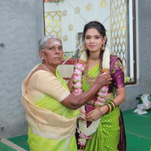 Pranika Dhakshu Instagram - அம்மாச்சி வீடு - மகிழகம் 🌸🧿

உன் பெயரால் தான் அழைக்கப்படுகிறது 
ஊருக்குள் உன் வீடு 
அப்படியே ஆகட்டும் என் வீடும் ..!!!

அம்மாச்சி வீடு இனிது , ஏனெனில்
வந்த கதை போன கதை பேசிப் பேசி வாய் 
வலிக்கத் தொடங்கும் முன்னே வயிற்றுப் பசியை
அறிந்து கொள்ள என் அம்மாச்சி வீடு இருக்கிறது
 மகிழகமாய் !!!🌸

சரி , எல்லாருக்கும் காபி தானே !!
என்று சிறப்பான காபி ஒன்றைத்  தர 
என் அம்மாச்சி (வீடு) காத்திருக்கிறாள்  உங்களுக்காக
எங்கள் மகிழகத்தில்… !!! 🌸

மணல் வீடு கட்டி விளையாடுகையில் சொந்த வீடு 
கட்டுதலின் அருமையும் பெருமையும் சொல்லி 
கனவை நனவாக்கிய 
என் அம்மாச்சி இருக்கிறாள் மகிழகத்தில் ..!!! 🌸

எப்போதும் யாரையும் வெறும் கைகளோடு
அனுப்பியே பழக்கமில்லாத அவள் , இம்முறை 
மனம் நிறைந்த அன்போடு காத்திருக்கிறாள் 
என் அம்மாச்சி உங்கள் வரவை எண்ணி மகிழகத்தில் ..!!! 🌸

கதவைத் திறந்து உள்ளே வரும் காற்றைப் போல 
விருந்தினர்களின் வருகை எண்ணி 
வாயிற்படியிலேயே காத்திருக்கின்றனர்
அன்னம் உண்ட காக்கைகளும் , 
அன்னமிட்ட அம்மாச்சியும் ..
நாங்களும்  அவர்களோடு ……..!! 🌸

என் அம்மாச்சியின் தோழமையின்  நிழலில்
இளைப்பாறக் காத்திருக்கிறோம்
மகிழகத்தில் ..!!! 🌸

 - மகிழ்மதி ரத்னாசலம் ✍️

Thank u so much for this beautiful invitation card 
@iniiyavai 🫶🏻🙏🧿

#invitationcard #housewarming